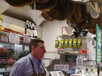 Antonio Muñoz, alcalde de Sevilla en el mercado de abastos del Tiro de Línea