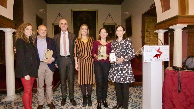 Graciela Iturbide junto con el alcalde de Sevilla, Antonio Muñoz