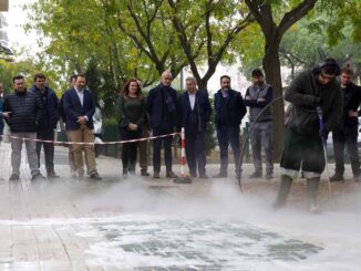 Servicio de limpieza de pavimentos en los barrios de Sevilla Este y Pino Montano