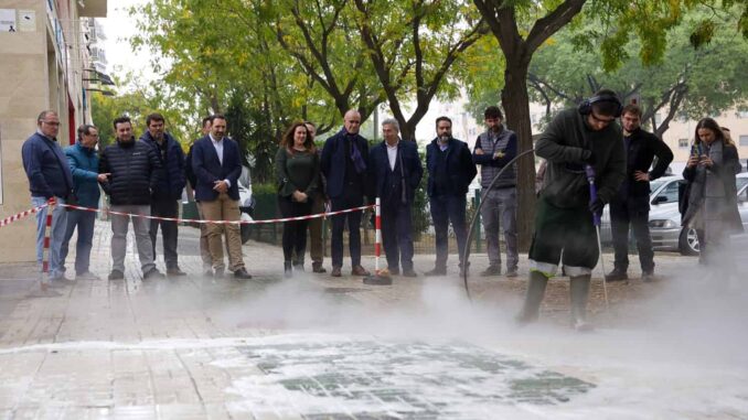 Servicio de limpieza de pavimentos en los barrios de Sevilla Este y Pino Montano