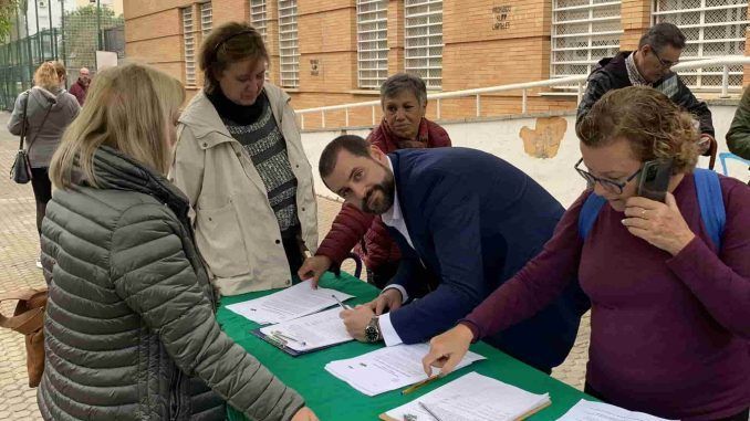 Silvio García de Podemos Sevilla en la mesa informativa de Pino Montano