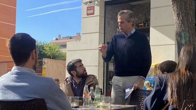 El candidato del PP Alcorcón a la alcaldía charlando con los vecinos del municipio