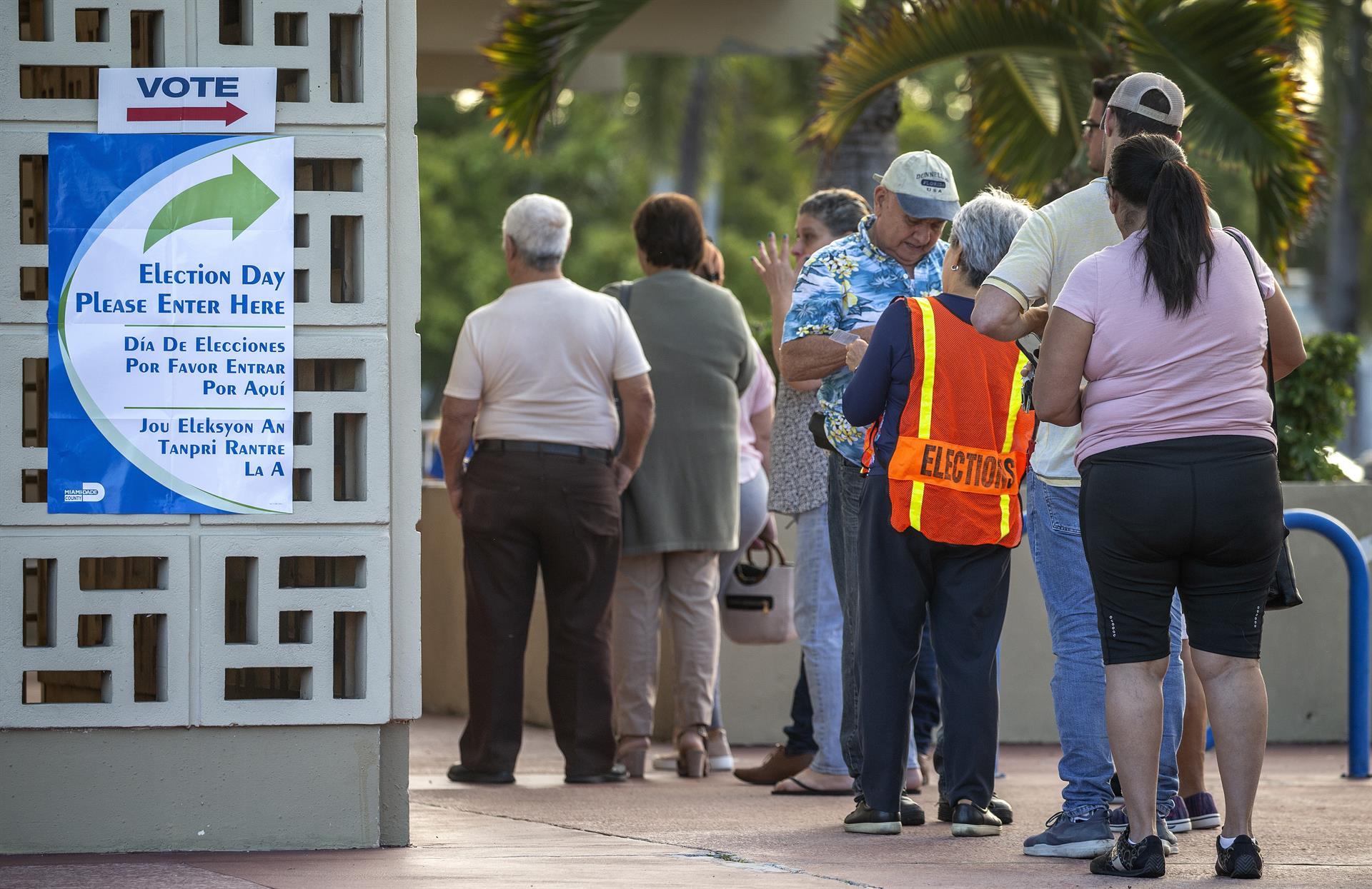 Personas acuden a votar en Hialeah, Florida, este 8 de noviembre de 2022. EFE/Cristóbal Herrera
