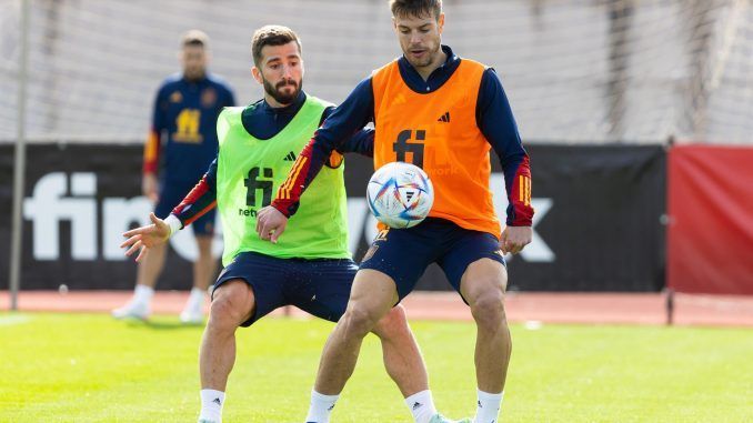 Los defensas José Luis Gayá (i) y César Azpilicueta EFE/RFEF / Pablo García
