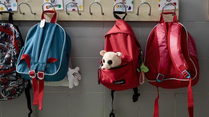 Imagen de archivo de unas mochilas escolares en un colegio. EFE/Biel Aliño