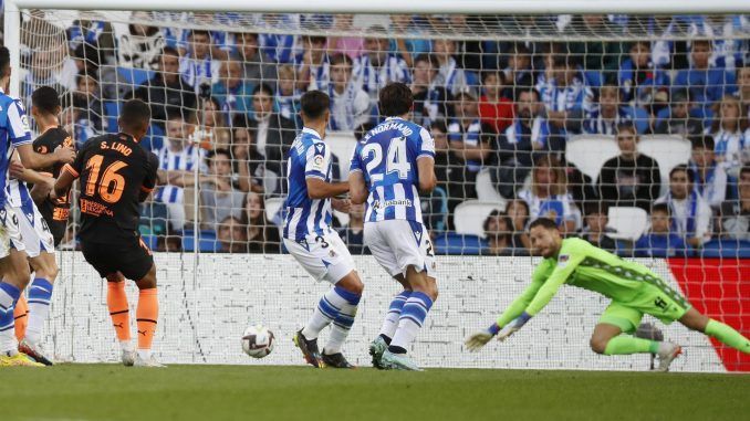 El delantero brasileño del Valencia Samuel Lino (2-i) marca el 1-1 durante el partido correspondiente a la decimotercera jornada de LaLiga entre Real Sociedad y Valencia CF disputado en el Reale Arena de San Sebastián. EFE/ Javier Etxezarreta
