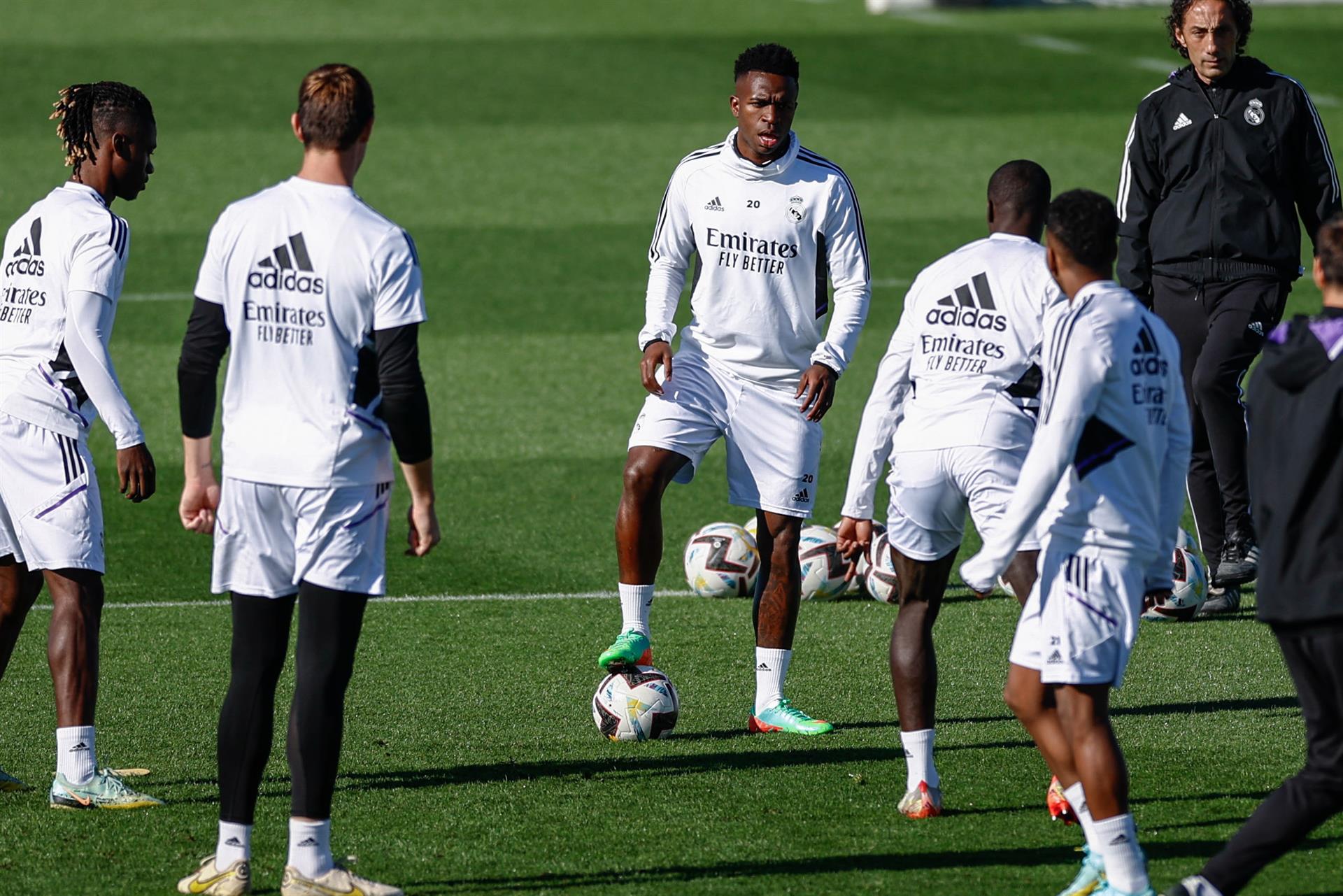 El delantero brasileño del Real Madrid Vinicius Jr (c) durante el entrenamiento del equipo en Valdebebas este domingo. EFE/Rodrigo Jiménez
