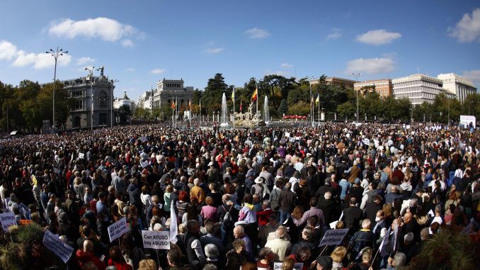 Manifestación ciudadana que recorre este domingo el centro de Madrid bajo el lema "Madrid se levanta por la sanidad pública", convocada por asociaciones vecinales y municipios, a la que están llamados los profesionales de las urgencias de Atención Primaria, también convocados a una nueva jornada de huelga. EFE/ Rodrigo Jiménez
