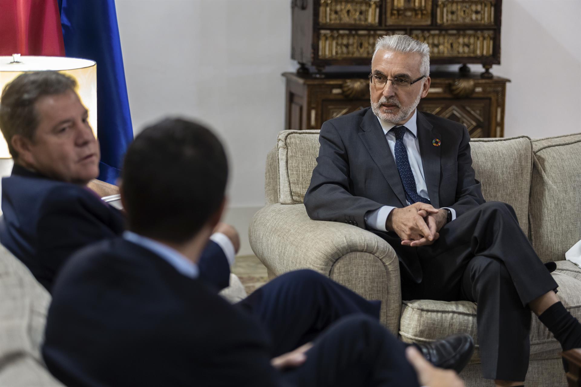 El presidente de Castilla la Mancha, Emiliano Garcia Page (i), se reúne con el presidente del Consejo de Seguridad Nuclear, Juan Carlos Lentijo (d), este martes en Toledo. EFE/Ángeles Visdómine
