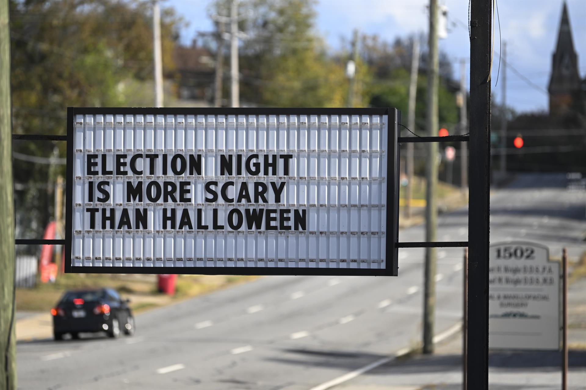 Un cartel recuerda a los votantes la elección de mañana en Macon, Georgia, EE. UU.,EFE/EPA/JOHN AMIS
