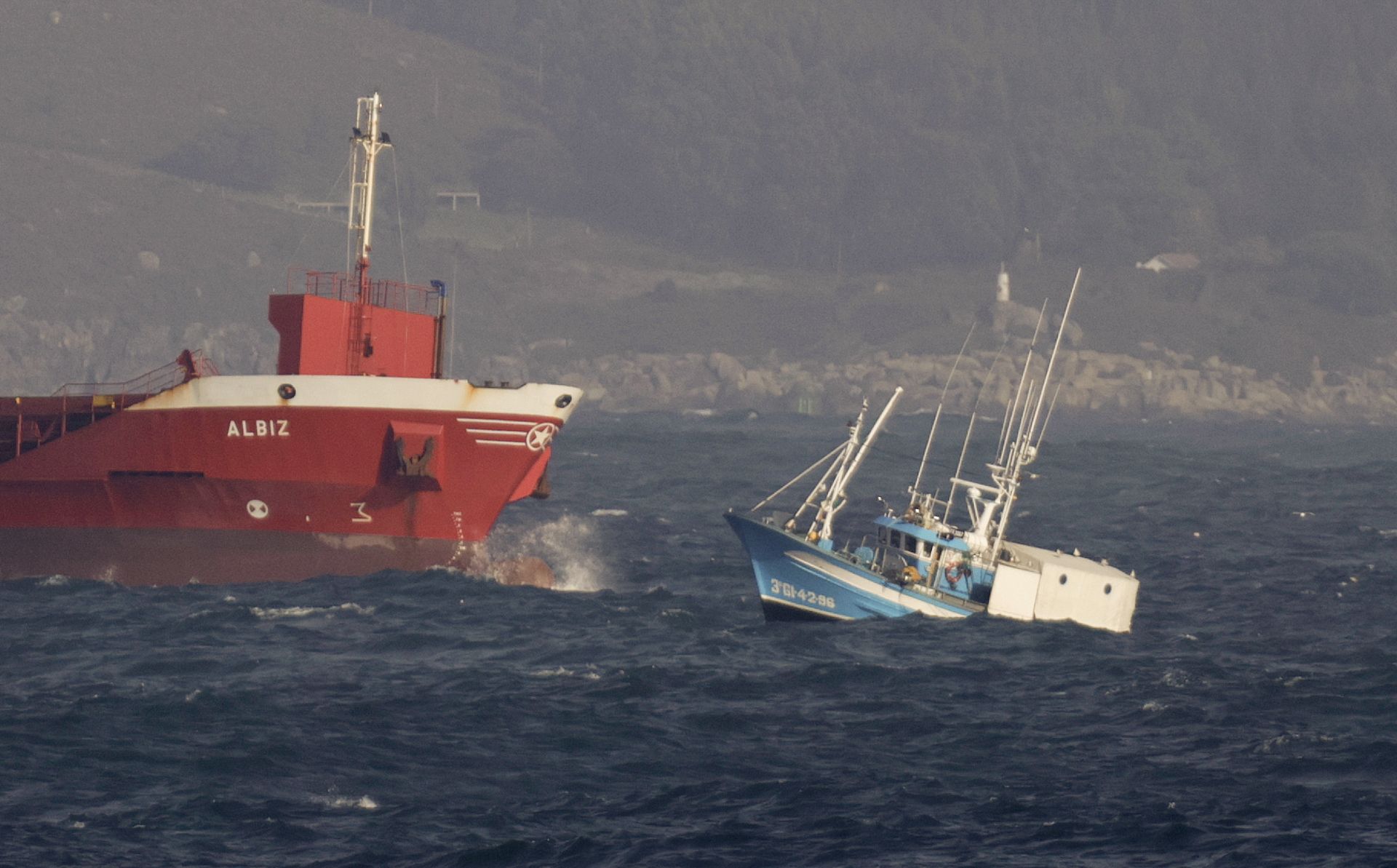 El pesquero Poderosa Primero se cruzaba con la proa del carguero Albiz, en una jornada en la que el temporal, que durante los últimos días ha dejado fuertes rachas de viento, nieve y fenómenos costeros adversos, comienza a remitir y solo Galicia, Asturias y Cantabria mantienen el aviso naranja por mala mar con olas que alcanzarán entre 5 y 6 metros de altura. EFE/Cabalar
