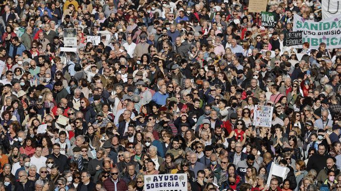 Manifestación ciudadana que recorre este domingo el centro de Madrid bajo el lema "Madrid se levanta por la sanidad pública", convocada por asociaciones vecinales y municipios, a la que están llamados los profesionales de las urgencias de Atención Primaria, también convocados a una nueva jornada de huelga. EFE/ Sergio Pérez
