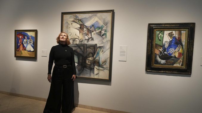 Francesca Thyssen-Bornemisza posa junto a varias obras durante la presentación de la exposición  "En el ojo del huracán. Vanguardia en Ucrania, 1900-1930", en el Museo Nacional Thyssen-Bornemisza, este lunes, en Madrid. EFE/ Borja Sánchez Trillo
