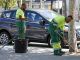 En la imagen de archivos, varios jardineros trabajan en los árboles de una calle de Madrid. EFE/ Victor Casado