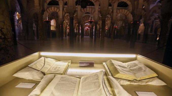 Textos de uno de los libros de la exposición en la Mezquita - Catedral de Córdoba una de las sedes de la exposición. Córdoba acoge hasta el próximo 31 de enero una exposición "única" y "singular" de textos griegos del siglo XVI hallados en las bibliotecas de la ciudad con donaciones de Ginés de Sepúlveda, principalmente, y que muestra el importante legado bibliográfico del helenismo cordobés. EFE/Salas
