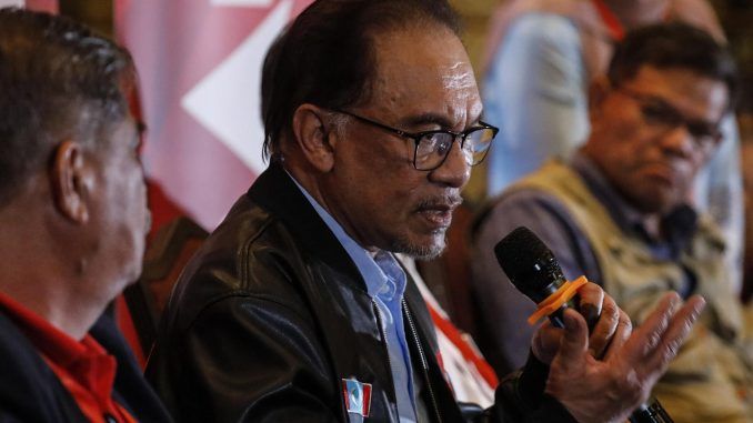 El opositor malasio y líder del Pakatan Harapan, Anwar Ibrahim, ayer 20 de noviembre. EFE/EPA/FAZRY ISMAIL
