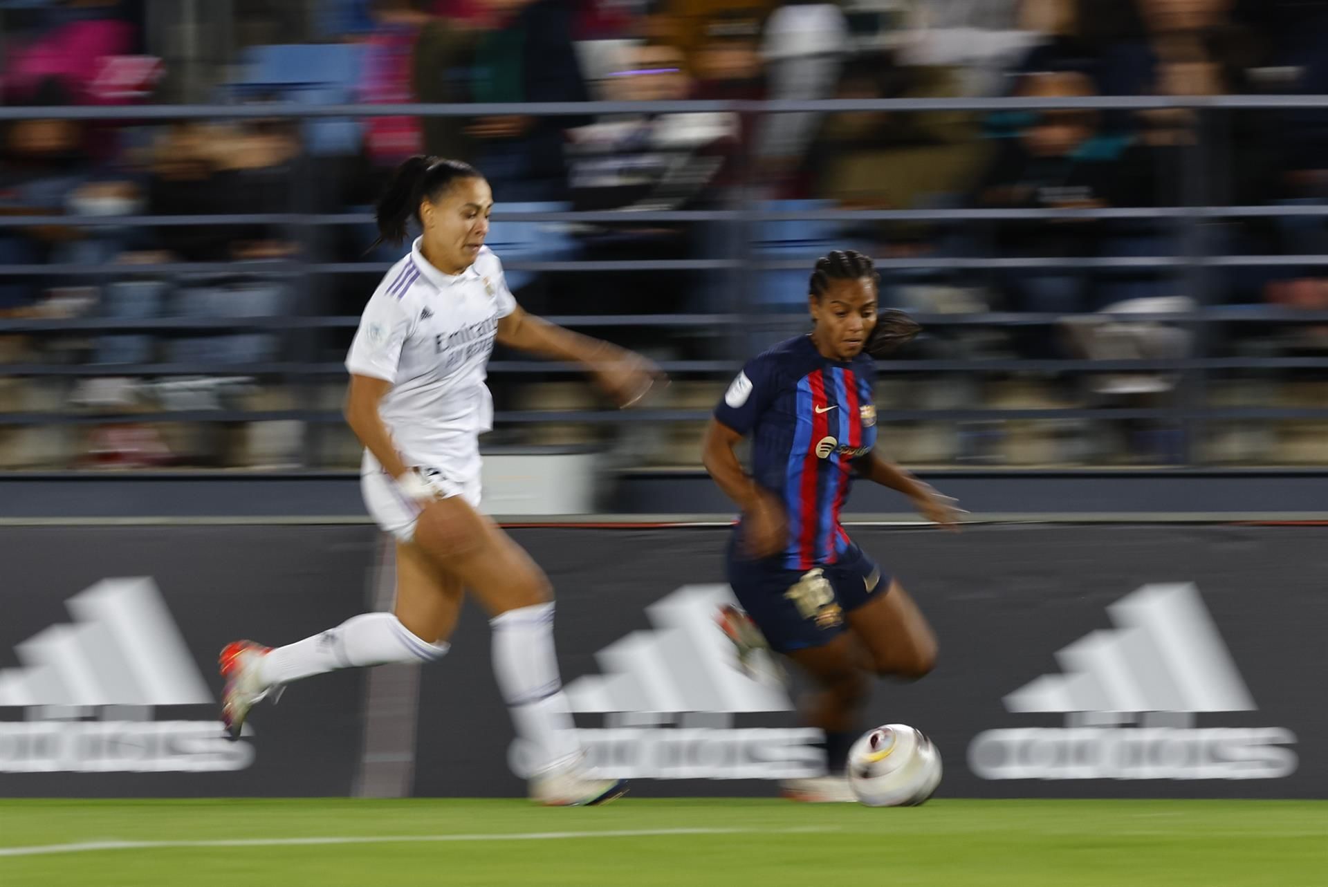 La defensa brasileña del Real Madrid Kathellen Sousa (i) disputa el balón ante su compatriota, la delantera del Barça Geyse Ferreira (d), durante el encuentro de la Liga Iberdrola entre el Real Madrid y el FC Barcelona, este domingo en el Estadio Alfredo Di Stéfano, en Madrid. EFE/ Sergio Pérez
