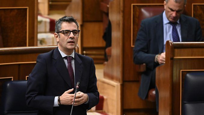 El ministro de Presidencia, Félix Bolaños, interviene durante la sesión de control al Gobierno, este miércoles, en el Congreso de los Diputados. EFE/ Fernando Villar
