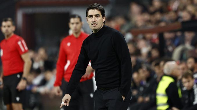 El entrenador del Rayo Vallecano, Andoni Iraola, durante el partido de Liga en Primera División ante el Real Madrid que disputaron este lunes en el estadio de Vallecas, en Madrid. EFE/Rodrigo Jiménez
