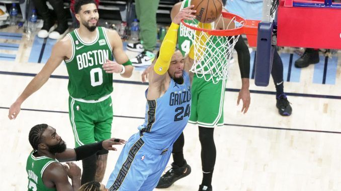 Dillon Brooks (24) de los Memphis Grizzlies clava el balón hoy, en la segunda mitad del partido contra los Boston Celtics en el FedEx Forum de Memphis, Tennessee (EE.UU.). EFE/Karen Pulfer Focht
