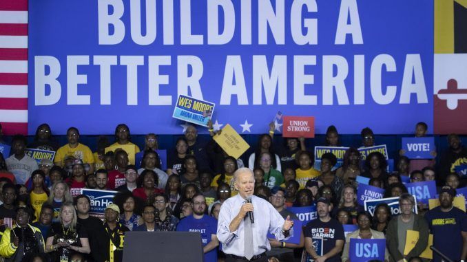 El presidente de los Estados Unidos, Joe Biden, participa en un mitin por el Partido Demócrata en la víspera del día de las elecciones en la Universidad Estatal de Bowie en Bowie, Maryland, Estados Unidos. EFE/EPA/MICHAEL REYNOLDS
