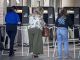 Personas acuden a votar en Hialeah, Florida, este 8 de noviembre de 2022. EFE/Cristóbal Herrera