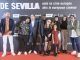 El equipo de la película "Reyes contra Santa", Juan Gordon (i), Paco Caballero (2i), Karra Elejalde (3i) y Matías Janick (4i), entre otros, posa para los fotógrafos a su llegada a la gala inaugural del Festival de Cine de Sevilla celebrada este viernes en el Teatro Lope de Vega. EFE/Raúl Caro