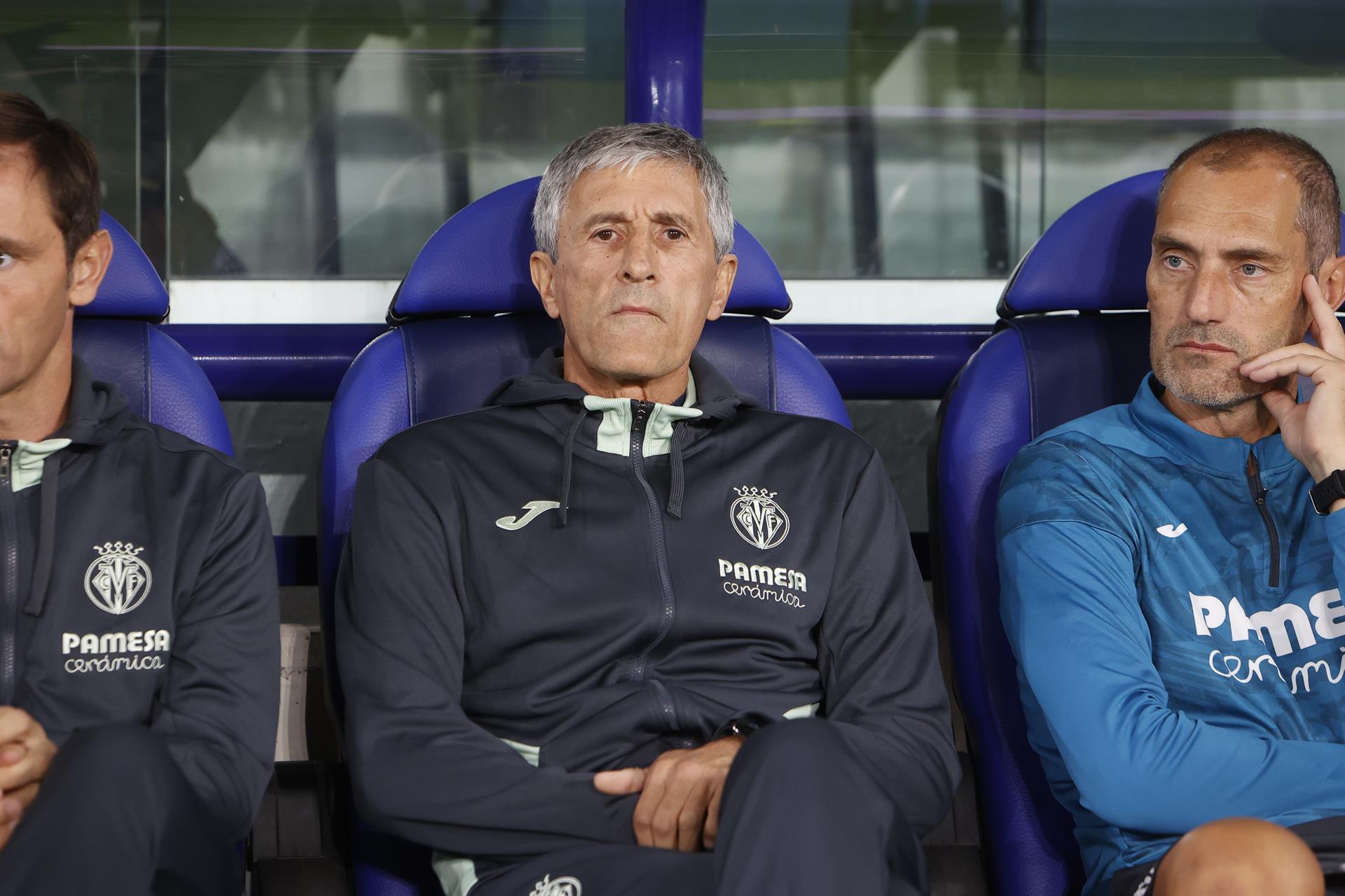 El entrenador del Villarreal, Quique Setién (c), al inicio del partido de Liga en Primera División ante el Mallorca que disputan este domingo en el estadio Ciutat de Valencia. EFE/Domenech Castelló
