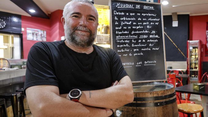 Por sus tortillas de patata, su terraza o su ubicación, la Cafetería Lar Botánico de València ya tenía una "clientela fiel", pero ahora también tiene decenas de reseñas y comentarios de apoyo de desconocidos en redes sociales tras decidir no proyectar ningún partido del Mundial de fútbol "de sangre" de Catar, una decisión que han tomado por una cuestión de "moral". EFE/Manuel Bruque
