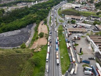 Fotografía del bloqueo de camioneros en la carretera que conecta a Sao Pablo con Río de Janeiro (Brasil). EFE/Antonio Lacerda