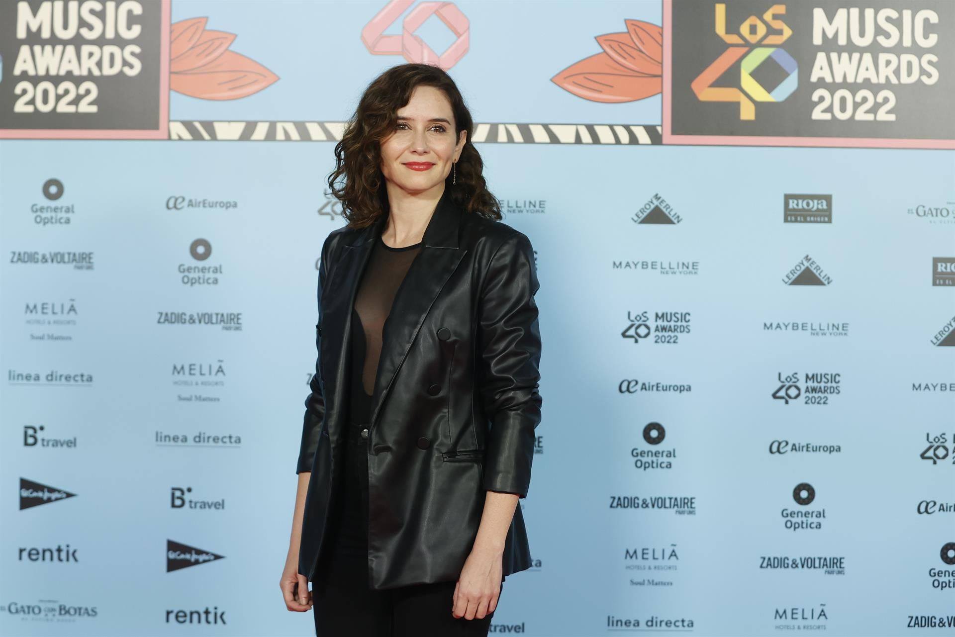 La presidenta de la Comunidad de Madrid, Isabel Díaz Ayuso, posa para los fotógrafos a su llegada a la gala de Los40 Music Awards, este viernes en el Wizink Center en Madrid. EFE/ Mariscal
