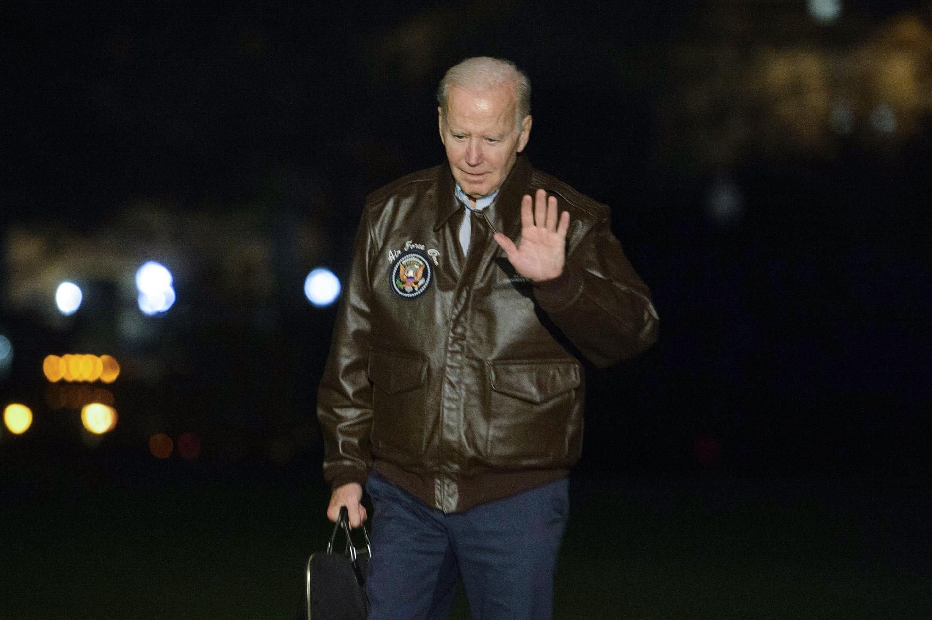 El presidente estadounidense Joe Biden sale de Marine One en el jardín sur de la Casa Blanca en Washington, este 17 de noviembre de 2022. EFE/EPA/Bonnie Cash / POOL
