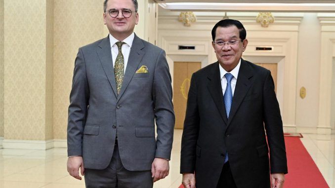 Imagen del ministro de Exteriores de Ucrania, Dmytro Kuleba, (Izq.) y el primer ministro de Camboya, Hun Sen (Dcha.) EFE/EPA/Kok Ky / Cambodian Government Cabinet HANDOUT HANDOUT EDITORIAL USE ONLY/NO SALES
