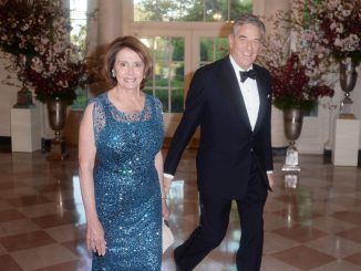 La líder del partido Demócrata Nancy Pelosi (i) y su esposo Paul Pelosi, en una fotografía de archivo. EFE/Olivier Douliery/Pool