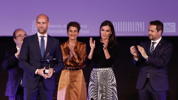 Gonzalo Miró (2i), hijo de la directora de cine Pilar Miró, agradece los aplausos tras recibir un premio otorgado a su madre de manos de la reina Letizia (2d), en presencia del ministro de Cultura, Miquel Iceta (i), la presidenta de la Comunidad Foral de Navarra, Maria Chivite (3i), y el alalde de Tudela, Alejandro Toquero (d), durante un homenaje a Pilar Miró celebrado en el marco de la celebración del festival Ópera Prima de Tudela. EFE/ Jesús Diges
