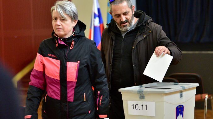 Un hombre deposita su voto en la segunda vuelta de las elecciones presidenciales en Eslovenia. EFE/EPA/IGOR KUPLJENIK
