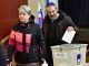 Un hombre deposita su voto en la segunda vuelta de las elecciones presidenciales en Eslovenia. EFE/EPA/IGOR KUPLJENIK