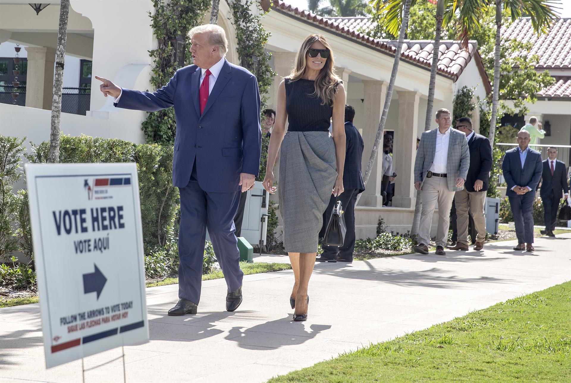 El expresidente de EE.UU. Donald J. Trump (i) y su esposa, Melania Trump (d), acuden a votar en las elecciones intermedias en Palm Beach, Florida, este 8 de noviembre de 2022. EFE/Cristóbal Herrera
