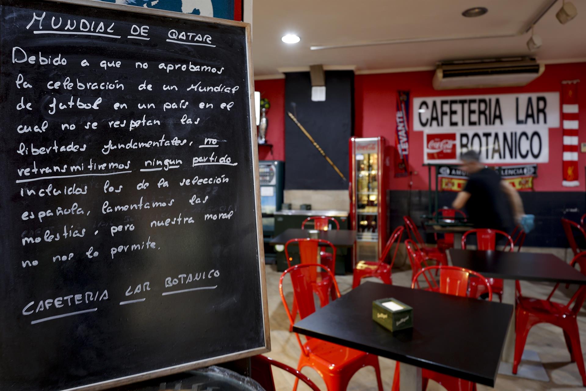 Por sus tortillas de patata, su terraza o su ubicación, la Cafetería Lar Botánico de València ya tenía una "clientela fiel", pero ahora también tiene decenas de reseñas y comentarios de apoyo de desconocidos en redes sociales tras decidir no proyectar ningún partido del Mundial de fútbol "de sangre" de Catar, una decisión que han tomado por una cuestión de "moral". EFE/Manuel Bruque
