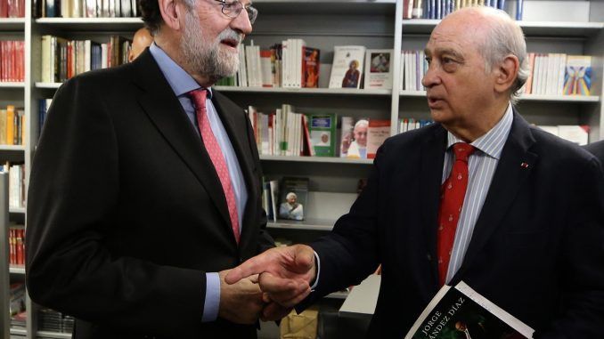 Imagen de archivo del expresidente del Gobierno Mariano Rajoy (i) y el exministro del Interior Jorge Fernández Díaz (d). EFE/ Javier Lizón
