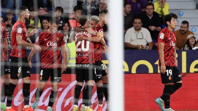 Los jugadores del Mallorca celebran tras marcar ante el Villarreal, durante el partido de Liga en Primera División que disputaron en el estadio Ciutat de Valencia. EFE/Domenech Castelló
