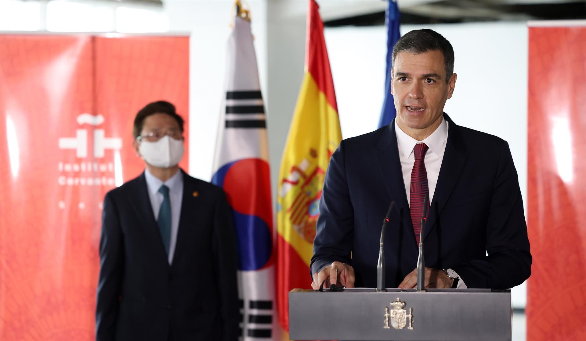 El presidente del Gobierno español, Pedro Sánchez, visitó este jueves las obras del que será el primer centro del Instituto Cervantes en Seúl, que dijo que supondrá la apertura "de una nueva página del atlas del español en el mundo".Sánchez, de visita oficial en Seúl, quiso destacar la importancia de la enseñanza del español en Corea del Sur con este acto en el que estuvo acompañado por el ministro de Cultura de este país, Park Bo-gyoon; la secretaria general del Instituto Cervantes, Carmen Noguera; y la ministra de Industria, Comercio y Turismo española, Reyes Maroto.
 EFE/EPA/KIM HEE-CHUL
