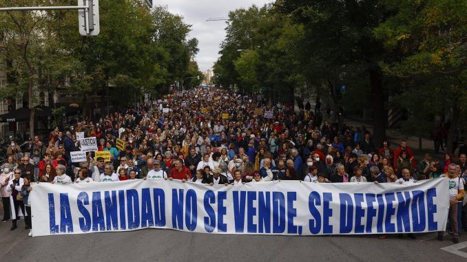 Manifestación ciudadana que recorre este domingo el centro de Madrid bajo el lema "Madrid se levanta por la sanidad pública", convocada por asociaciones vecinales y municipios, a la que están llamados los profesionales de las urgencias de Atención Primaria, también convocados a una nueva jornada de huelga. EFE/ Rodrigo Jiménez
