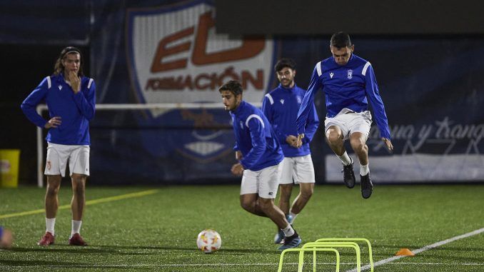 Los jugadores del CF Cazalegas Ebora-Formación, que compite en Preferente Autonómica, "irán a por todas" en el partido de Copa del Rey contra la Real Sociedad que se disputará el próximo día 13 en el estadio municipal "El Prado" de Talavera de la Reina (Toledo). EFE/Manu Reino
