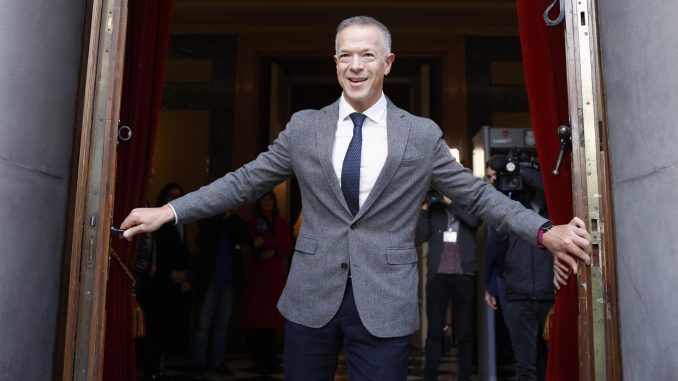 El presidente del Senado, Ander Gil, abre la Puerta del Rey en la sede de la Cámara Álta en Madrid este miércoles con motivo de unas nuevas Jornadas de Puertas Abiertas. EFE/ Mariscal
