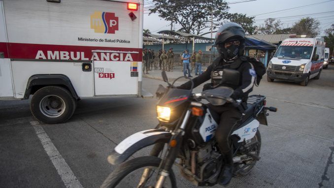 Imagen de archivo de ambulancias salen de una penitenciaría en Guayaquil (Ecuador). EFE/Mauricio Torres
