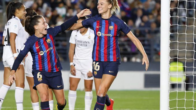 La delantera sueca del Barça Fridolina Rolfö (d) celebra con sus compañeras tras ganar el 0-4 durante el encuentro de la Liga Iberdrola entre el Real Madrid y el FC Barcelona, este domingo en el Estadio Alfredo Di Stéfano, en Madrid. EFE/ Sergio Pérez
