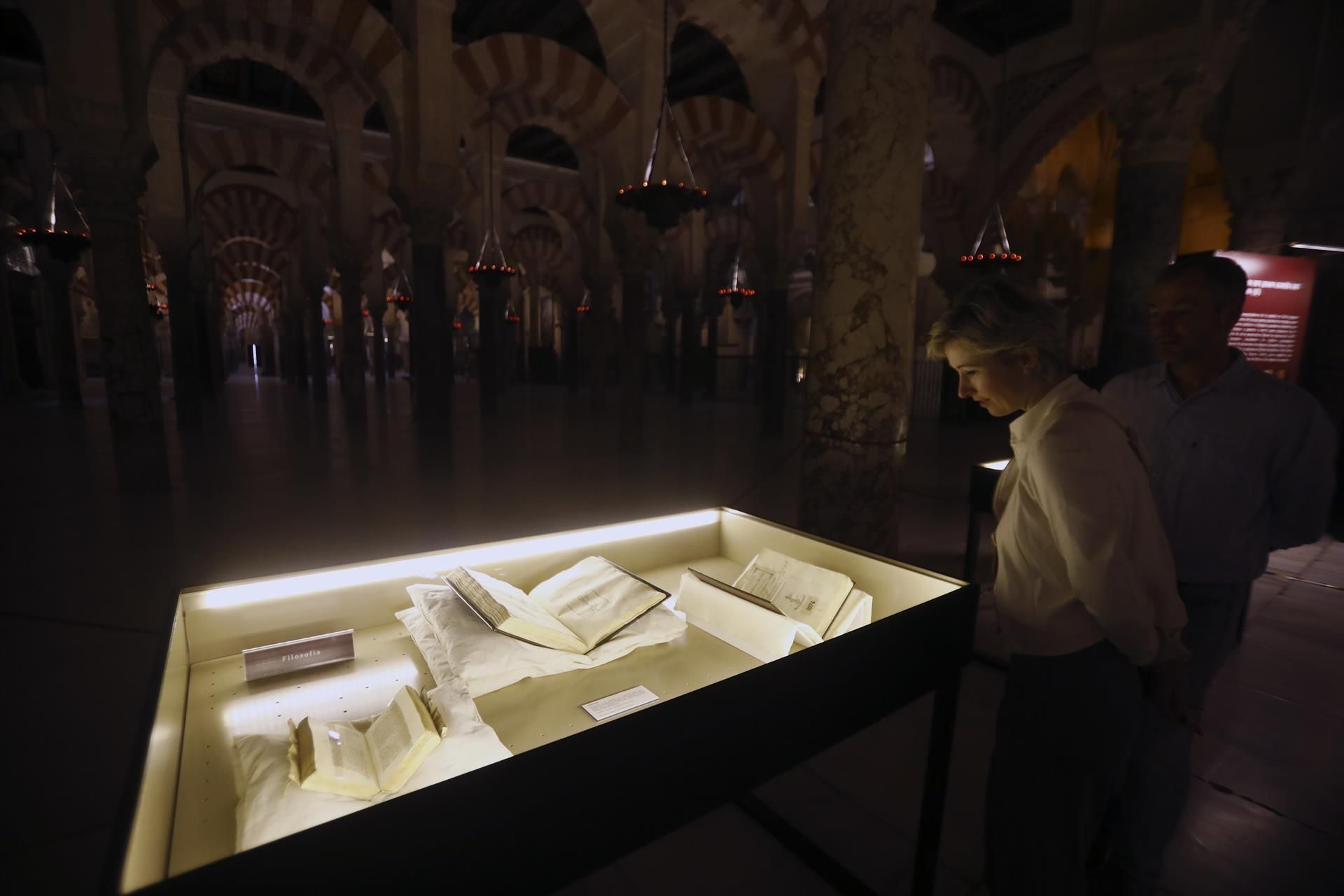 Textos de uno de los libros de la exposición en la Mezquita - Catderal de Córdoba una de las sedes de la exposición. Córdoba acoge hasta el próximo 31 de enero una exposición "única" y "singular" de textos griegos del siglo XVI hallados en las bibliotecas de la ciudad con donaciones de Ginés de Sepúlveda, principalmente, y que muestra el importante legado bibliográfico del helenismo cordobés. EFE/Salas
