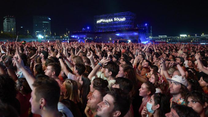 Ambiente durante el concierto de la banda estadounidense The Strokes, en la penúltima jornada del festival Primavera Sound el pasado mes de junio en Barcelona. EFE/Alejandro García
