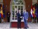 El presidente del Gobierno, Pedro Sánchez (d), saluda al presidente de la República del Paraguay, Mario Abdo Benítez (i), a su llegada al Palacio de la Moncloa en Madrid, este jueves. EFE/ Rodrigo Jiménez